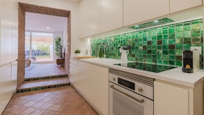 Fully equipped kitchen with a vibrant green tile backsplash and direct access to the patio. Perfect for cooking and dining in.
#designkitchen #outdoordining #quality #portugal #pt #lisbon