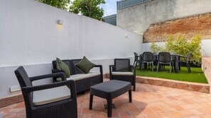 Spacious private patio with lounge seating and a dining area. A great spot to relax or enjoy meals under the open sky.
#privateterrace #outdoor #garden #patio #portugal #pt #lisbon