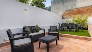 Spacious private patio with lounge seating and a dining area. A great spot to relax or enjoy meals under the open sky.
#privateterrace #outdoor #garden #patio #portugal #pt #lisbon