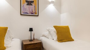 Second bedroom with two single beds and a minimalist atmosphere. Ideal for friends or families traveling together.
#familystay #twinroom #relax #minimalism #portugal #pt #lisbon