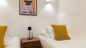 Second bedroom with two single beds and a minimalist atmosphere. Ideal for friends or families traveling together.
#familystay #twinroom #relax #minimalism #portugal #pt #lisbon