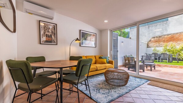 Bright living area with a comfortable sofa and dining table. Large glass doors open to the private outdoor terrace.
#livingroomvibes #stylishstay #modern #design #portugal #pt #lisbon