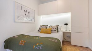 Cozy bedroom with a double bed, integrated lighting, modern decorative touches, a large TV. A calm space to unwind after a day in the city.
#comfort #cozysuite #urbanescape #portugal #pt #lisbon