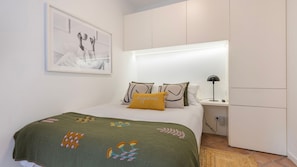 Cozy bedroom with a double bed, integrated lighting, modern decorative touches, a large TV. A calm space to unwind after a day in the city.
#comfort #cozysuite #urbanescape #portugal #pt #lisbon
