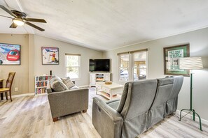 Living Room | Flat-Screen TV | Board Games | Books
