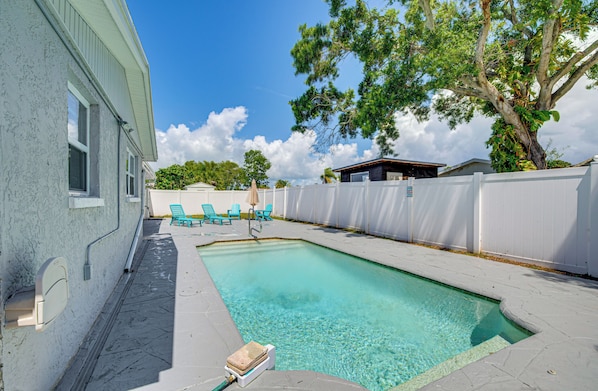 Holiday Vacation Rental | 3BR | 2BA | 1,570 Sq Ft | 1 Step Required