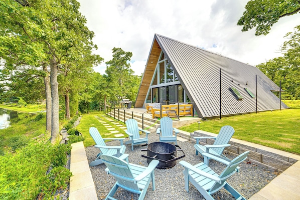 Malakoff Vacation Rental | 3BR | 2BA | 1,870 Sq Ft | Step-Free Access