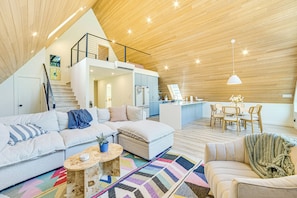 Living Room | Central Heating & A/C | Free WiFi | 1st Floor