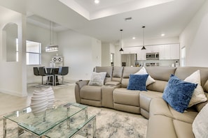 Living Room | Smart TV | Free WiFi | Central A/C & Heating