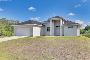 Property Exterior | Driveway (4 Vehicles)