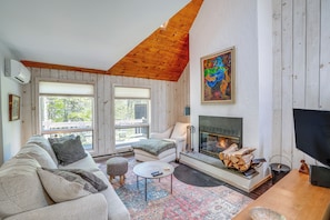 Living Room | 1st Floor | Smart TV | Books/Board Games