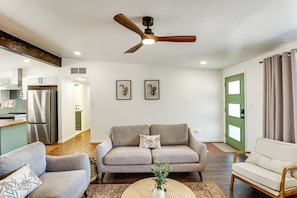 Living Room | Free WiFi | Smart TV | Ceiling Fans