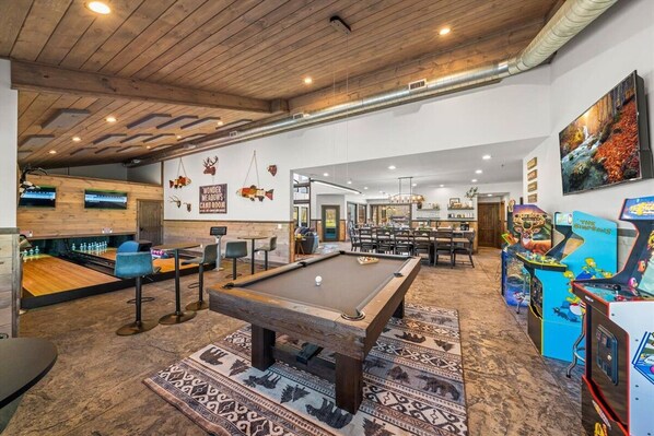 Dazzling Cabin features a one-of-a-kind game room with billiards, arcade consoles, and a dual-lane duckpin bowling alley!