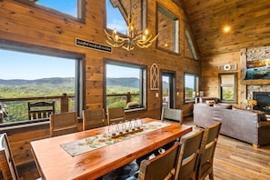 Breakfast with a view at Serenity Lodge