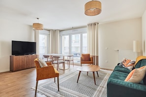 pen-concept living and dining area with cozy furnishings, ideal for meals, conversation, and relaxing.