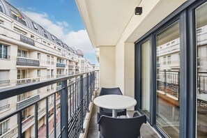 Furnished balcony overlooking Levallois rooftops—enjoy your morning coffee or evening glass of wine outdoors.