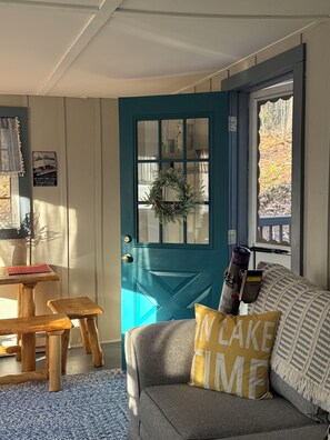 Cottage 2 living space and dining table with smart tv sleeps two 
