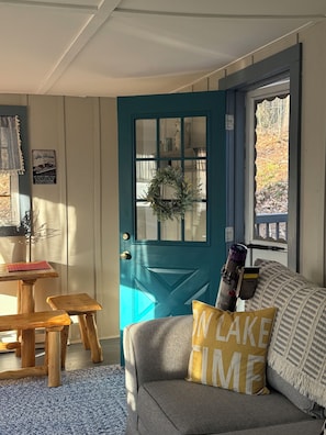 Cottage 2 living space and dining table with smart tv sleeps two