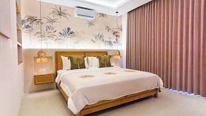 Upstairs queen bedroom with private balcony & ensuite – Villa Balinay Canggu