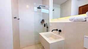 Ensuite bathroom with rain shower and natural light – Villa Balinay