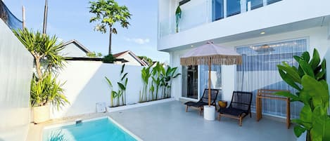 Villa Balinay – private pool with sunbeds and tropical greenery in Canggu