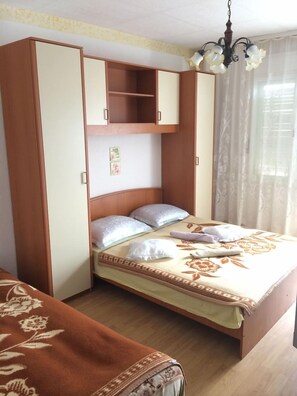 Schlafzimmer 1