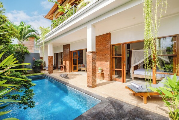 Villa Kamboja – private pool with sunbeds in tropical garden, Canggu