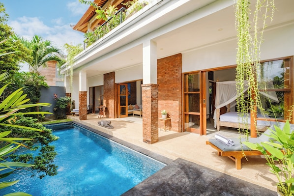 Villa Kamboja – private pool with sunbeds in tropical garden, Canggu