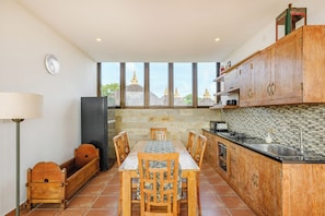 Fully equipped kitchen with dining for six – Villa Kamboja Bali