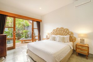 Ground-floor bedroom with ensuite bathroom and garden access – Villa Kamboja