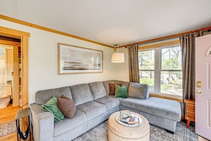 Living Room | 1st Floor | Smart TV | Free WiFi | Board Games | Books