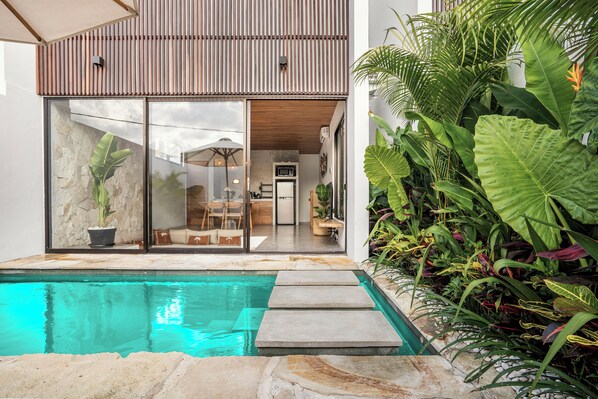 Villa Levante Canggu – private pool with sunbeds and tropical greenery