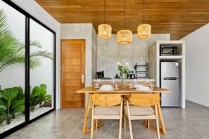 Fully equipped kitchen with dining table and appliances – Villa Levante Bali
