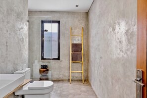 Ensuite bathroom with rain shower and natural light – Villa Levante