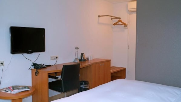 Unit with 2 Single beds. Exact unit will be assigned upon arrival. Views, colors, and decor may vary.