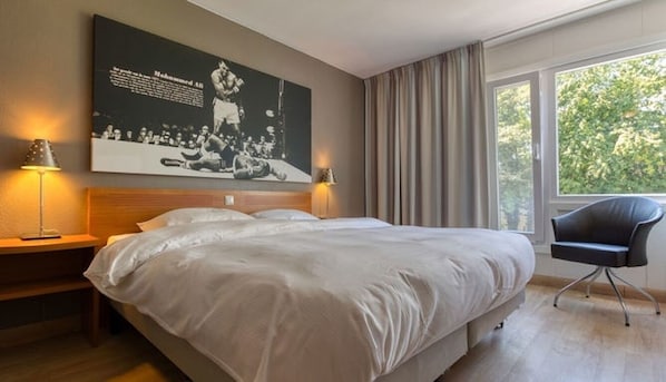 Unit with King bed. Exact unit will be assigned upon arrival. Views, colors, and decor may vary.