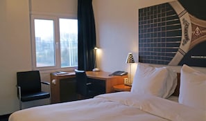 Unit with Queen bed. Exact unit will be assigned upon arrival. Views, colors, and decor may vary.