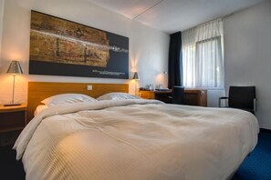 Unit with Queen bed. Exact unit will be assigned upon arrival. Views, colors, and decor may vary.