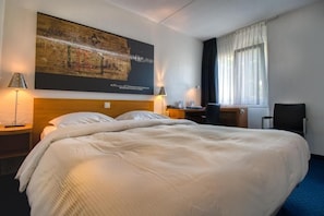 Unit with Queen bed. Exact unit will be assigned upon arrival. Views, colors, and decor may vary.
