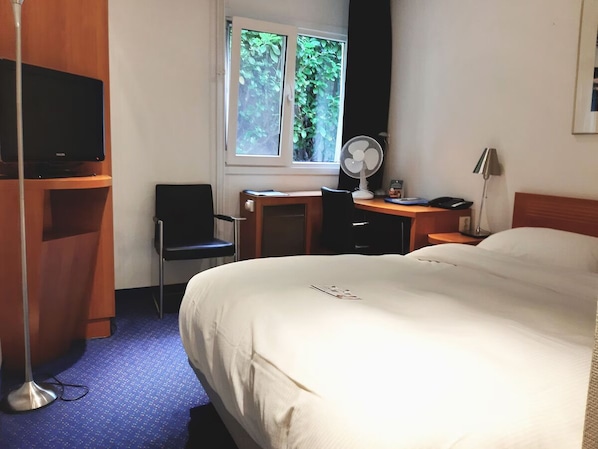 Unit with Double bed. Exact unit will be assigned upon arrival. Views, colors, and decor may vary.