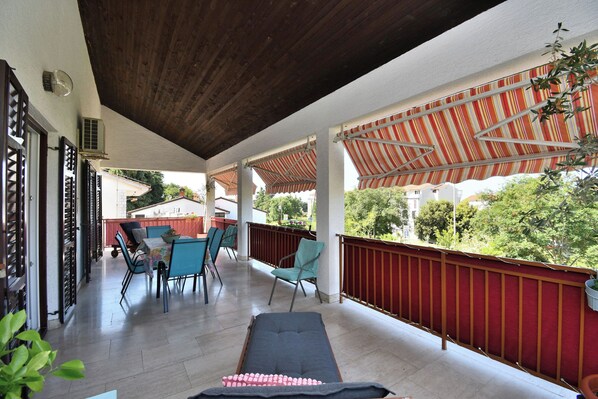 Outdoor dining