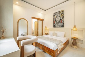 Cozy queen bedroom with ensuite and workspace – Villa Merlin Canggu