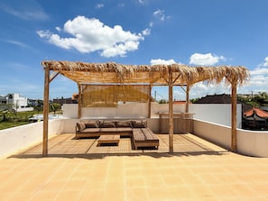Rooftop terrace with rice field views and lounge area – Villa Merlin Cemagi