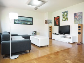 Wohnzimmer Smart TV und Stereoanlage mit Anschluß für Smartphone etc.