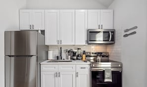 Fully equipped kitchen with high quality granite countertops.