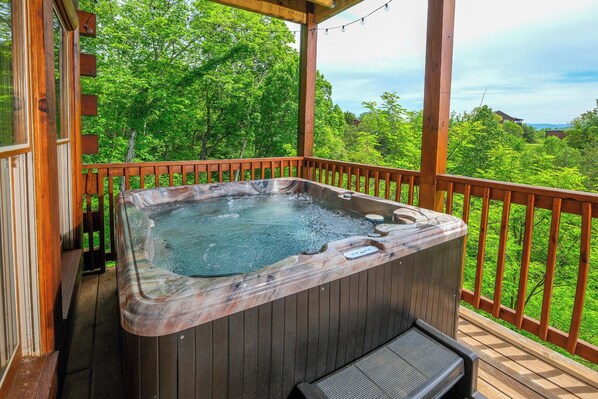 Outdoor spa tub