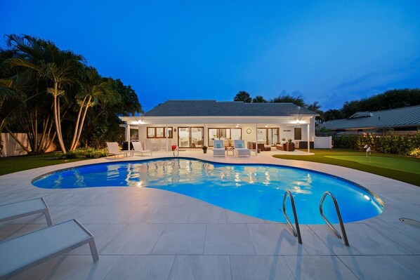 Heated pool, hot tub, huge yard