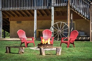 Gather ‘round the firepit and make memories under the stars—this inviting outdoor spot is perfect for s’mores, stories, and stargazing at Mama Bear Cabin.