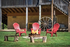 Gather ‘round the firepit and make memories under the stars—this inviting outdoor spot is perfect for s’mores, stories, and stargazing at Mama Bear Cabin.