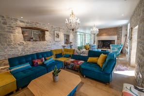 Rental of exceptional estate for 33 people with indoor swimming pool